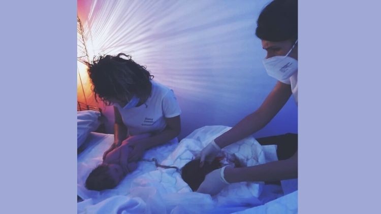 Aumentano le nascite in casa: l’esperienza dell’osteopata Monica Gemmiti nella casa maternità “L’Albero della Vita”