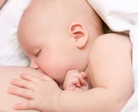 Allattamento al seno di lunga durata dopo 1 anno di vita: si può e fa bene!