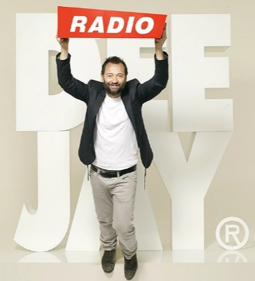 Il ghiaccio per il mal di testa: il rimedio finisce su Radio Deejay